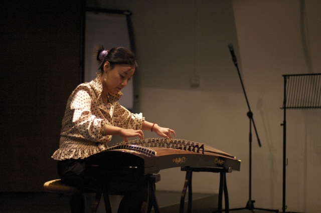 JingJing bespeelt de guzheng