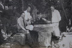 Robert van Gulik met An Shilin, abt van het klooster De Witte Wolken Hal in Beijing (1946)