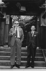 Robert van Gulik en Charles van der Sloot voor het theehuis Kagetsu in Nagasaki