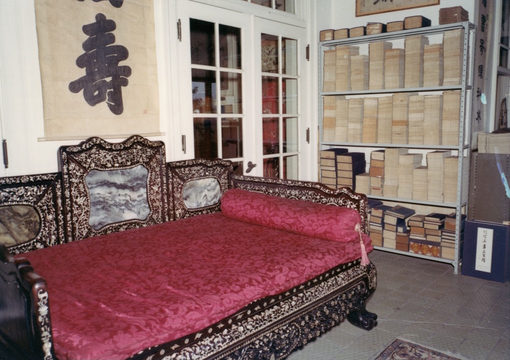 Chinees rustbed van met parelmoer ingelegd ebbenhout in de studeerkamer